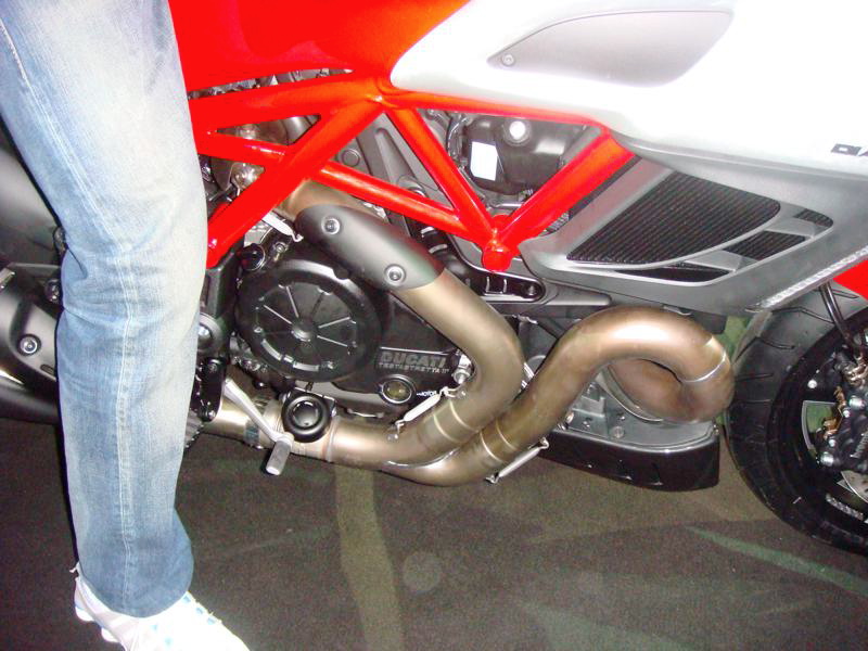 ducati diavel pictures. 2011 Ducati Diavel Breaks