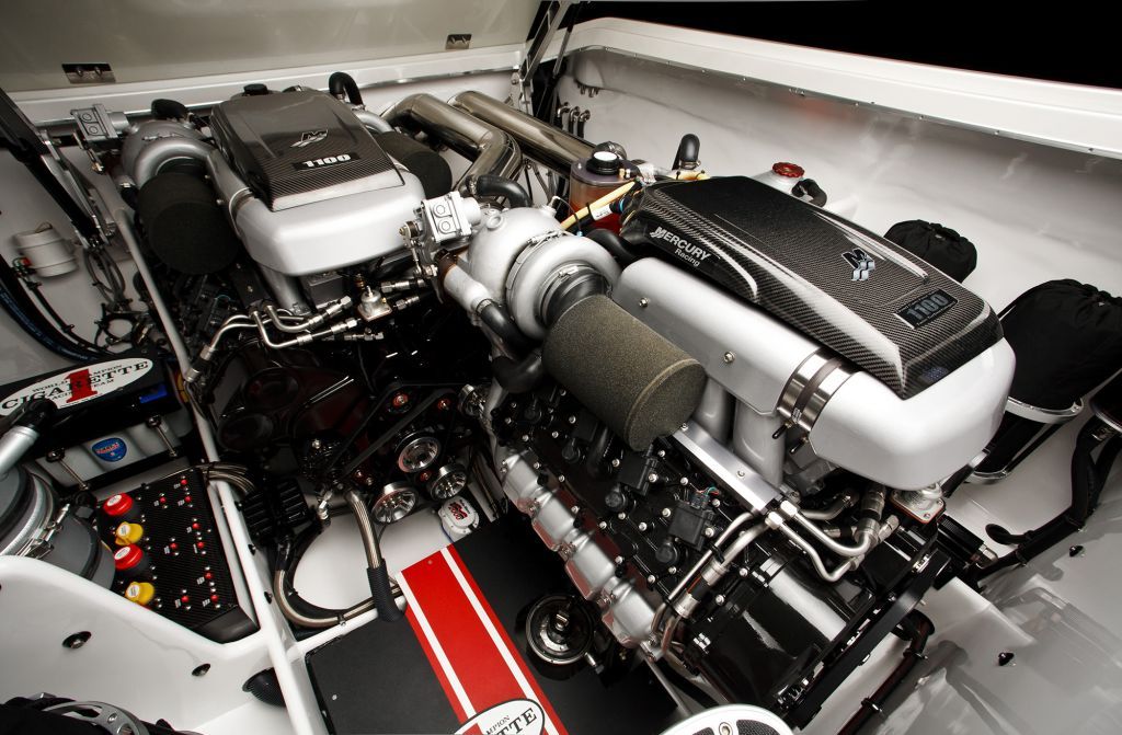 Cigarette Racing 42X Ducati Edition Racing Boat Asphalt & Rubber