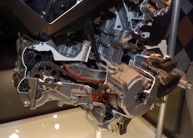 Ducati-1199-Panigale-Superquadro-motor-cutaway-03-635x454.jpg