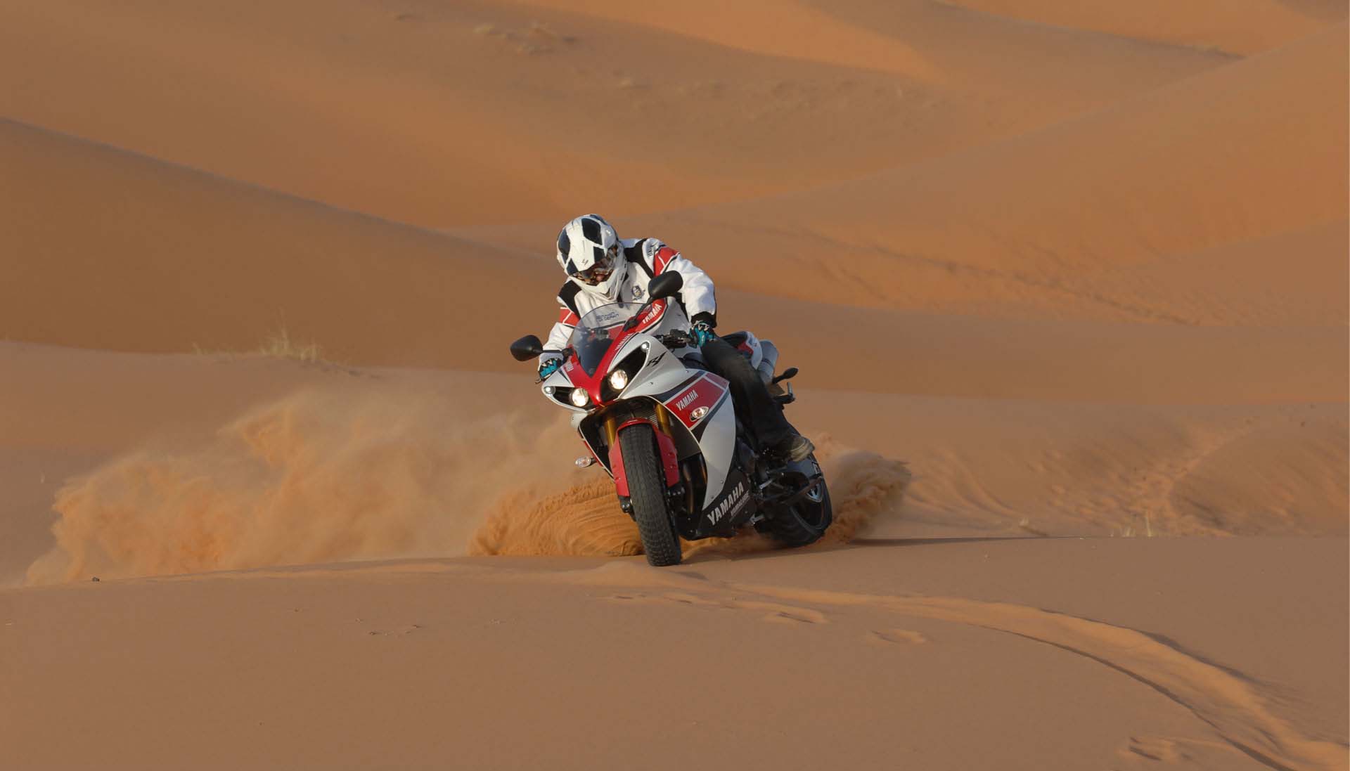 Yamaha-YZF-R1-sand-dunes-08.jpg