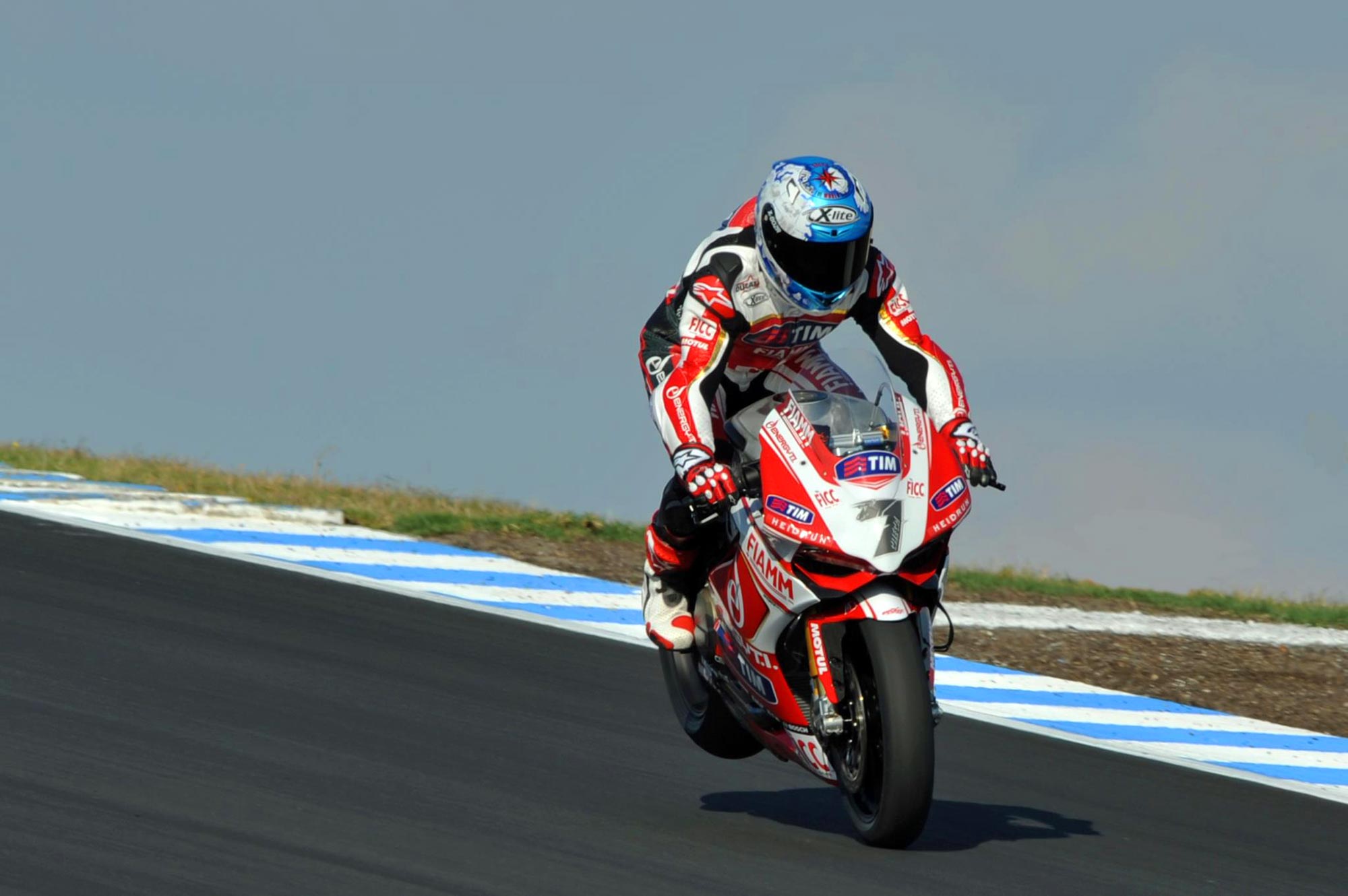 Carlos-Checa-enduo-Phillip-Island-WSBK-Ducati-Alstare.jpg