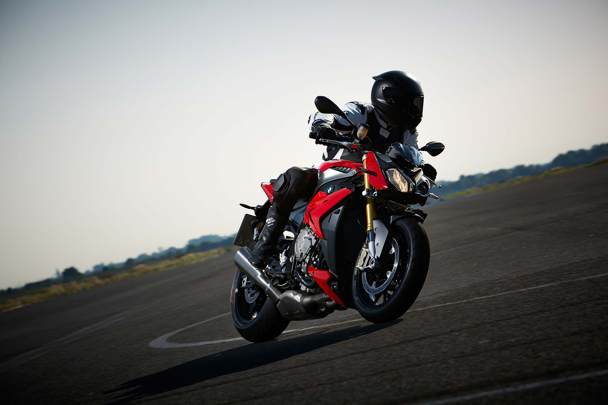 2014-BMW-S1000R-action-45.jpg