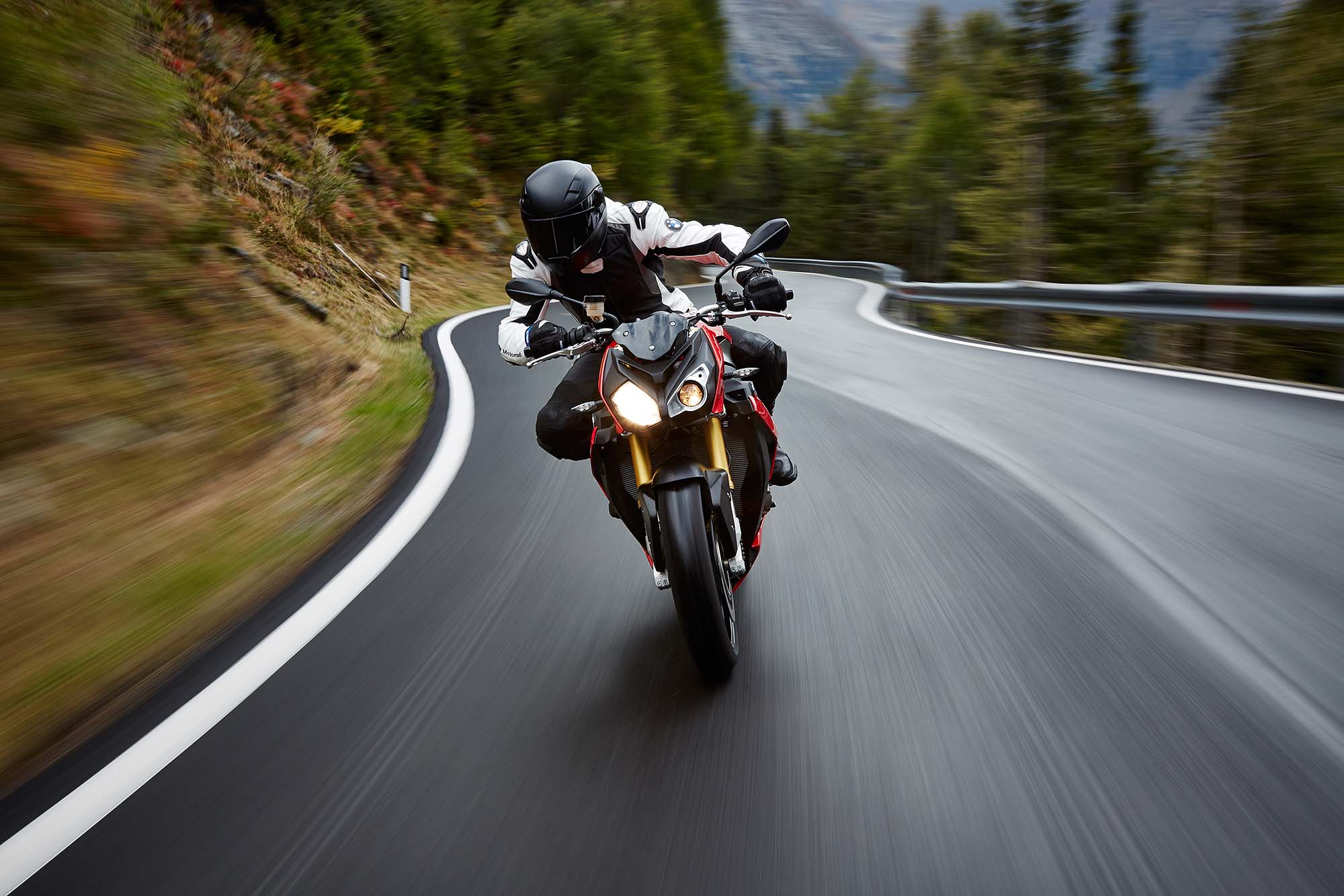 2014-BMW-S1000R-action-58.jpg