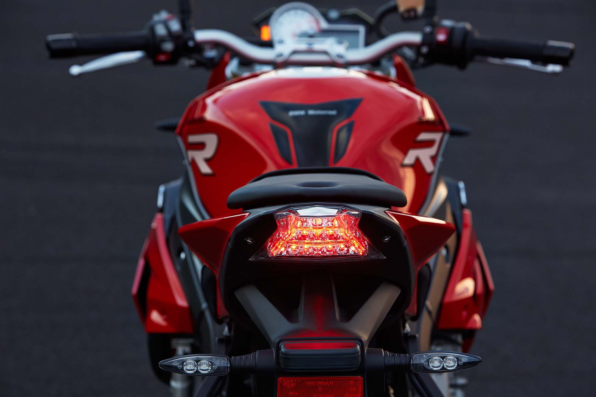 2014-BMW-S1000R-action-65.jpg