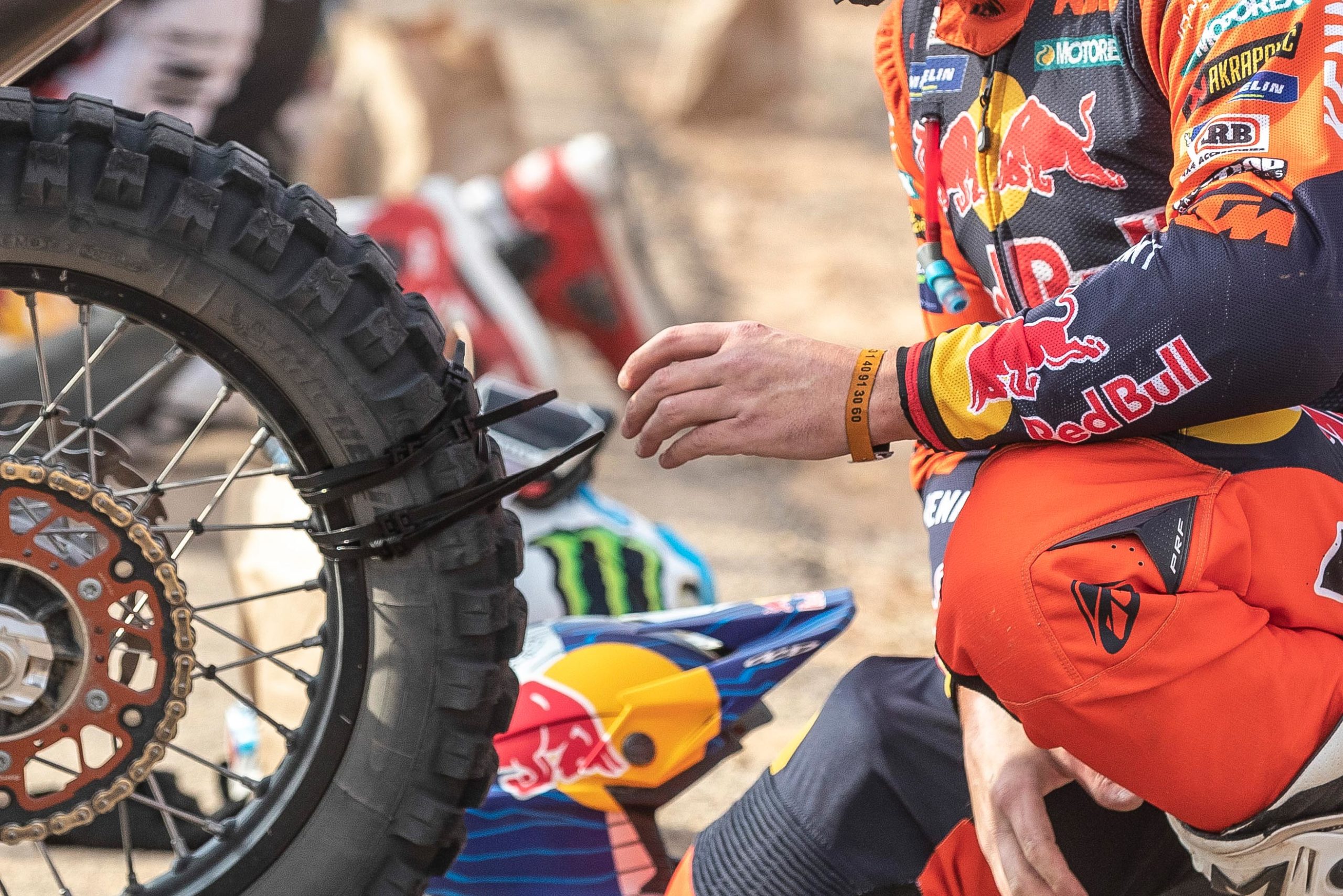 Toby Price Fixes Slashed Tire with ZipTies an Duct Tape, Still