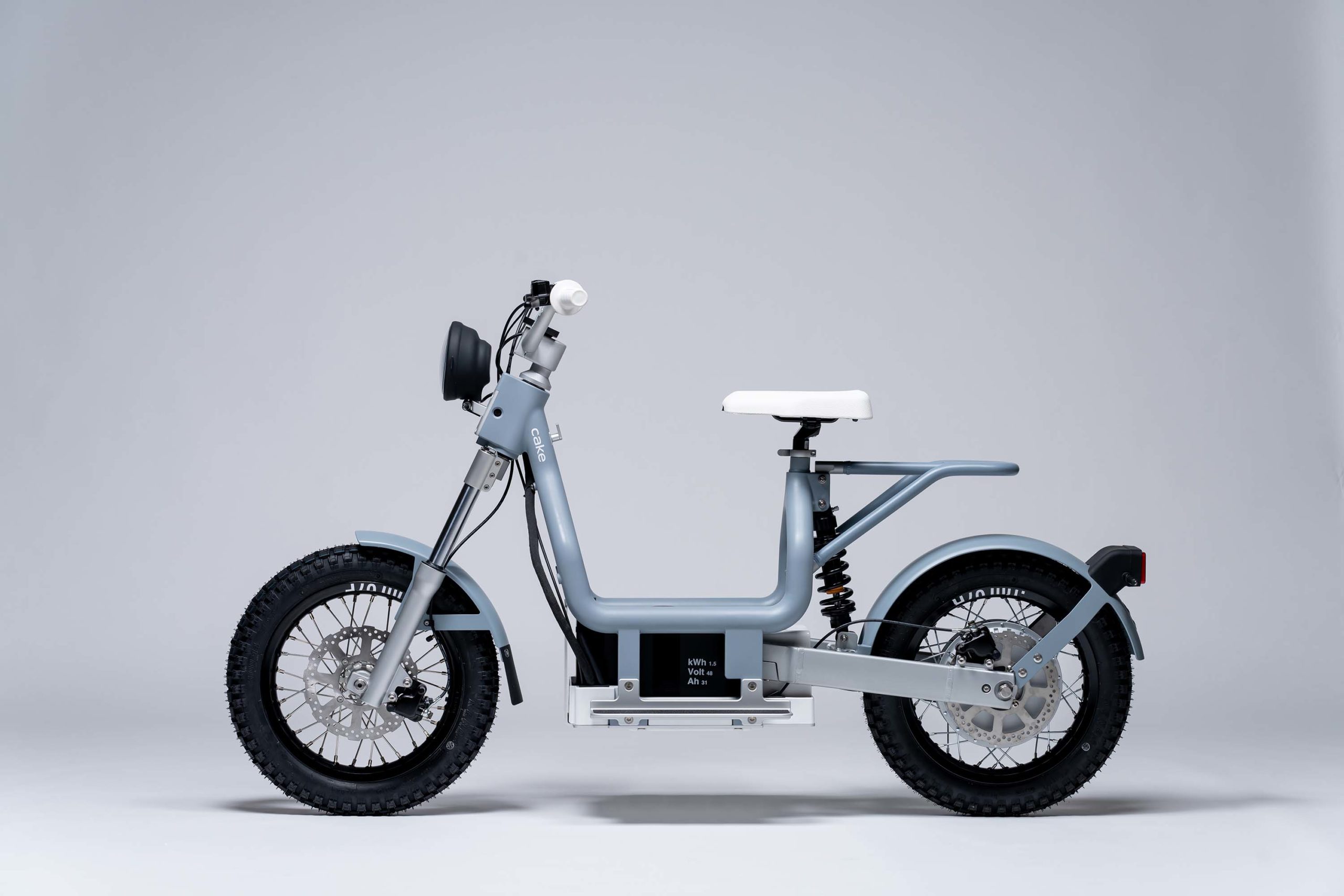 Cake Makka Debuts as a Cheap & Purposeful Electric Moped Asphalt & Rubber